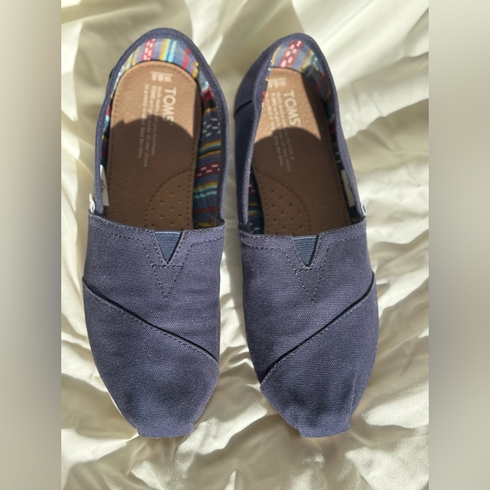 TOMS Classic Navy Canvas Loafers Size 8.5